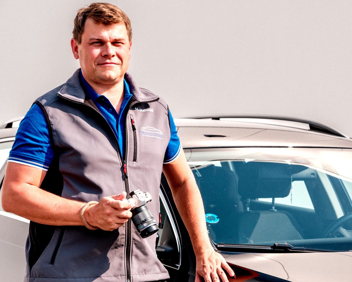 Marcus Maiwald bei der Fahrzeugbegutachtung vor Ort